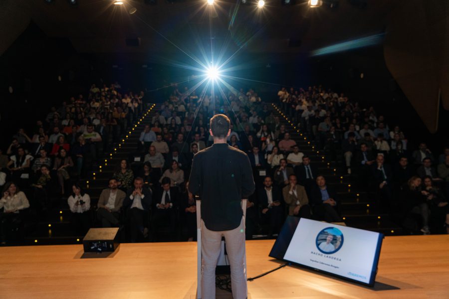 Nacho hablando ante un auditorio lleno