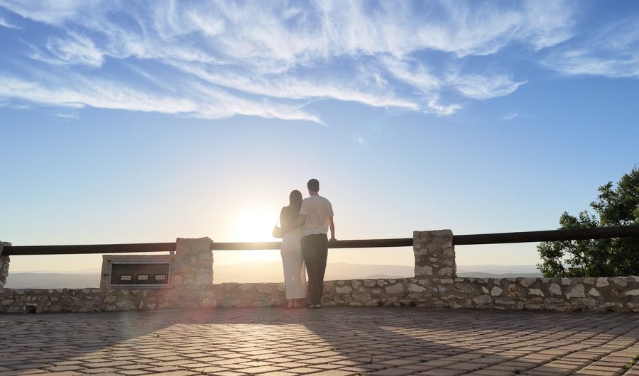 Pareja mirando un atardecer